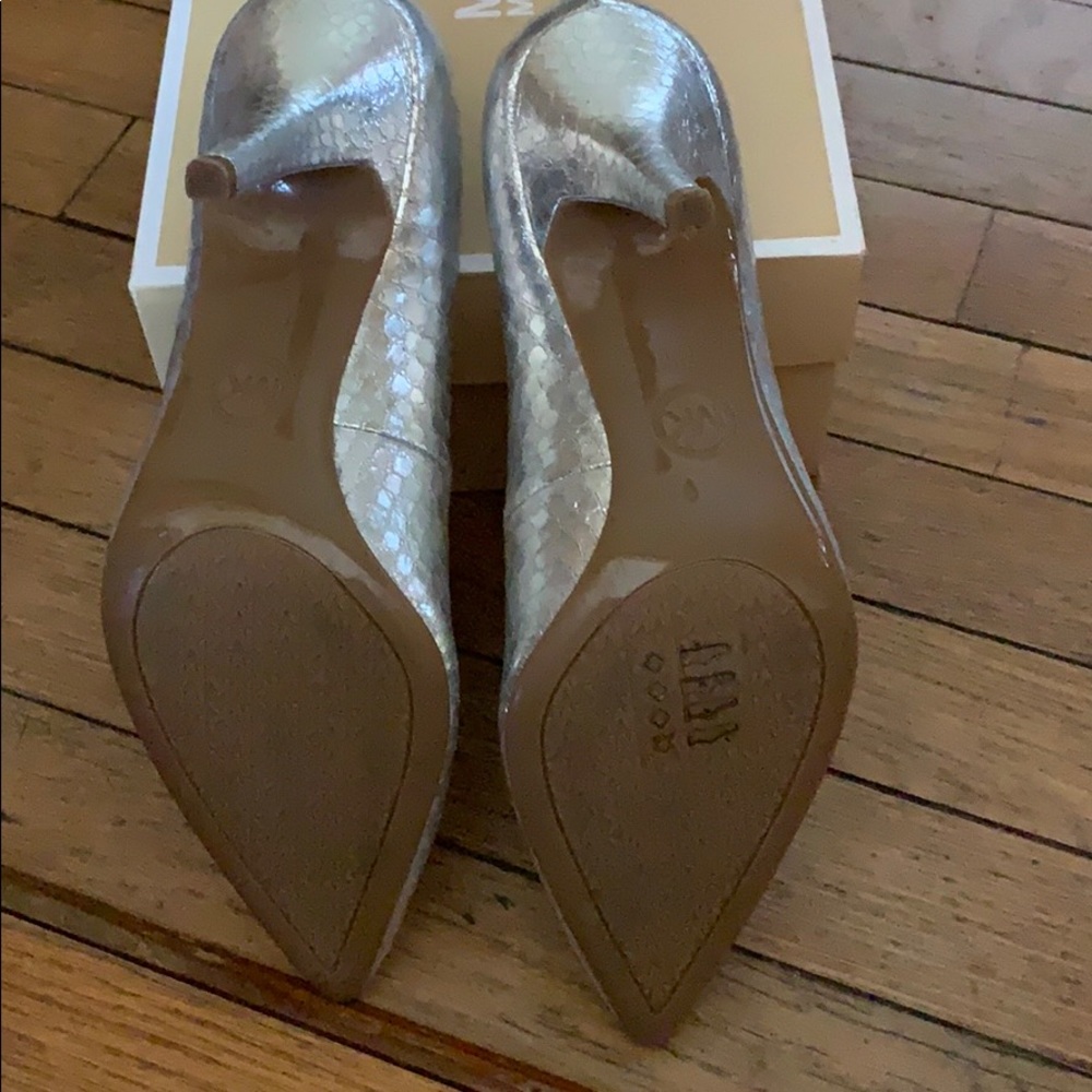 Shoes - Picture 4 of 4